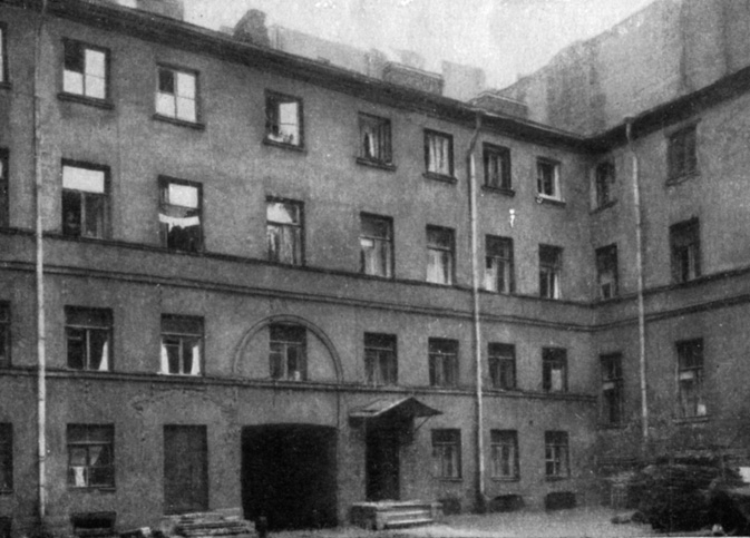Дом на М. Морской. Верхние правые четыре окна - окна квартиры Н. В. Гоголя Фотография